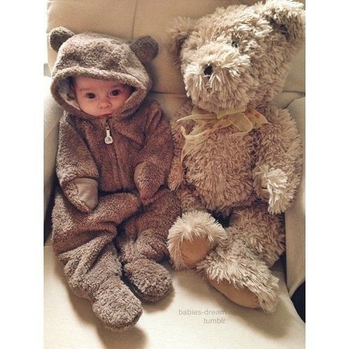 Малыш в костюме медвежонка
