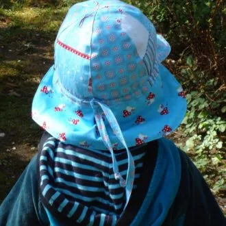 Детская кепка с широким козырьком и дополнительной защитой шеи и плеч от солнца