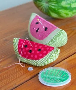 Позитивная арбузная игольница из лоскутов