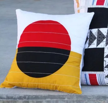 Сучасна подушка з клаптиків від Art Gallery Fabric