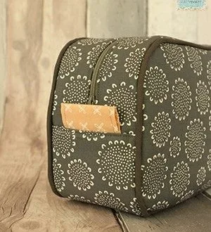 Косметичка прямоугольная с закруглённым верхом и карманом