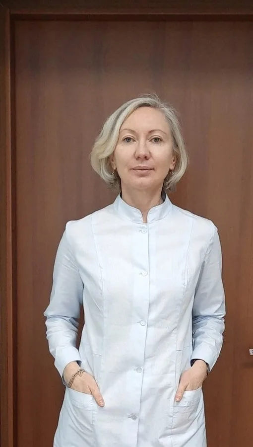 Медицинский халат прямого силуэта — лист 1