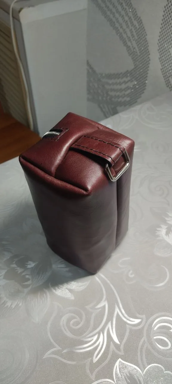 Дорожная косметичка из кожи с молнией